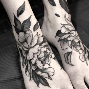 Illustrative tattoo by Gale Shapira aka Bloodwraith #GaleShapira #Bloodwraith #Illustrative #blackwork #peony #flower #floral #feet #foot 