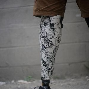 Illustration on a prosthetic leg by Gale Shapira aka Bloodwraith #GaleShapira #Bloodwraith #Illustrative #darkart #horror #blackwork 