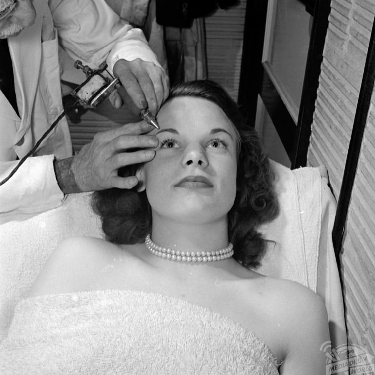 George Burchett tattooing permanent eyebrows on a female client #GeorgeBurchett #permanentmakeup #tattooedeyebrows #cosmetictattooing #historictattoos