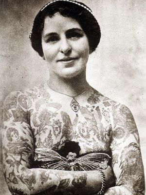 Edith Burchett showcasing tattoos done by her husband George #GeorgeBurchett #EdithBurchett #historictattoos #twentiethcenturytattoos #vintagetattoos #thekingoftattooists