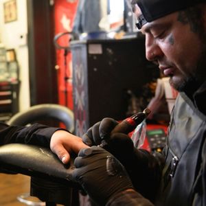 Eric Catalano tattooing two fingernails onto a client who lost part of his fingers in an accident #EricCatalano #paramedicaltattooing #cosmetictattooing #fingertattoo #restorativetattoos #anatomytattoo