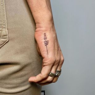 Unalome tattoo by Levi Schuurman #LeviSchuurman #unalome #buddhism #buddhist #symbol #small #minimal #hand