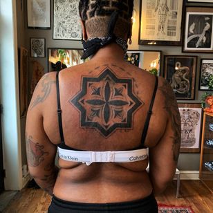 Tattoo by Sema Dayoub #semadayoub #nassimdayoub #traditionaltattoo #qttr #queertattooer #darkskintattoo #darkskinbodyart #pattern #backpiece 