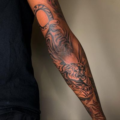 Tattoo by Sema Dayoub #semadayoub #nassimdayoub #traditionaltattoo #qttr #queertattooer #tiger #animal #darkskintattoo #darkskinbodyart