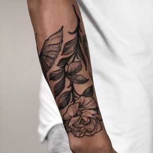 Tattoo by Alena Zozulenko #AlenaZozulenkoo #illustrative #blackandgrey #rose #flower #leaves #plant #darkskintattoo 
