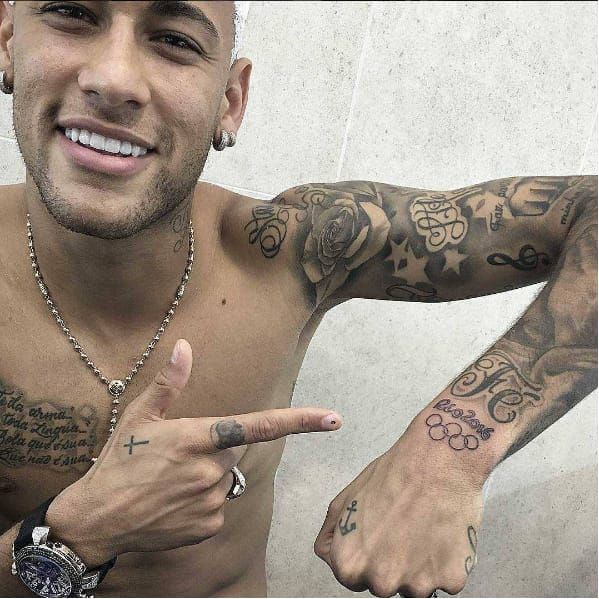 Lettering tattoo on Neymars right thigh that says