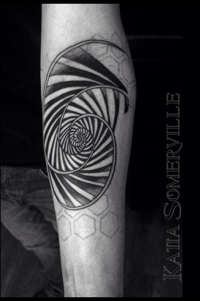 The Fibonacci spiral is used by tattoo artists fascinated by sacred geometry. Here an hypnotic spiral by Katia Somerville.