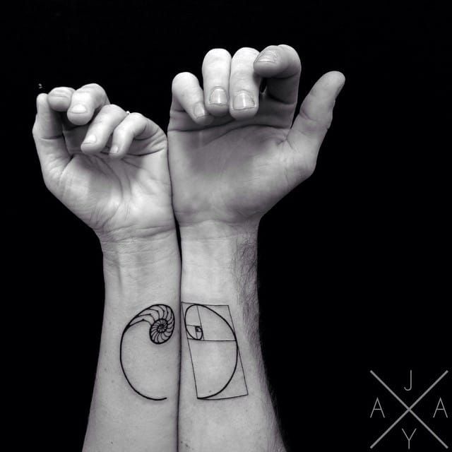 Geeks lovers or best-friends are getting matching Fibonacci spiral tattoos... here by Jaya Suartika.