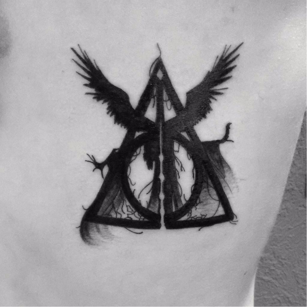 Símbolo ds relíquias e a Morte por Fernando Souza, do Rio de Janeiro! #FernandoSouza #reliquiasDaMorte #TheDeathlyHallows #blackwork