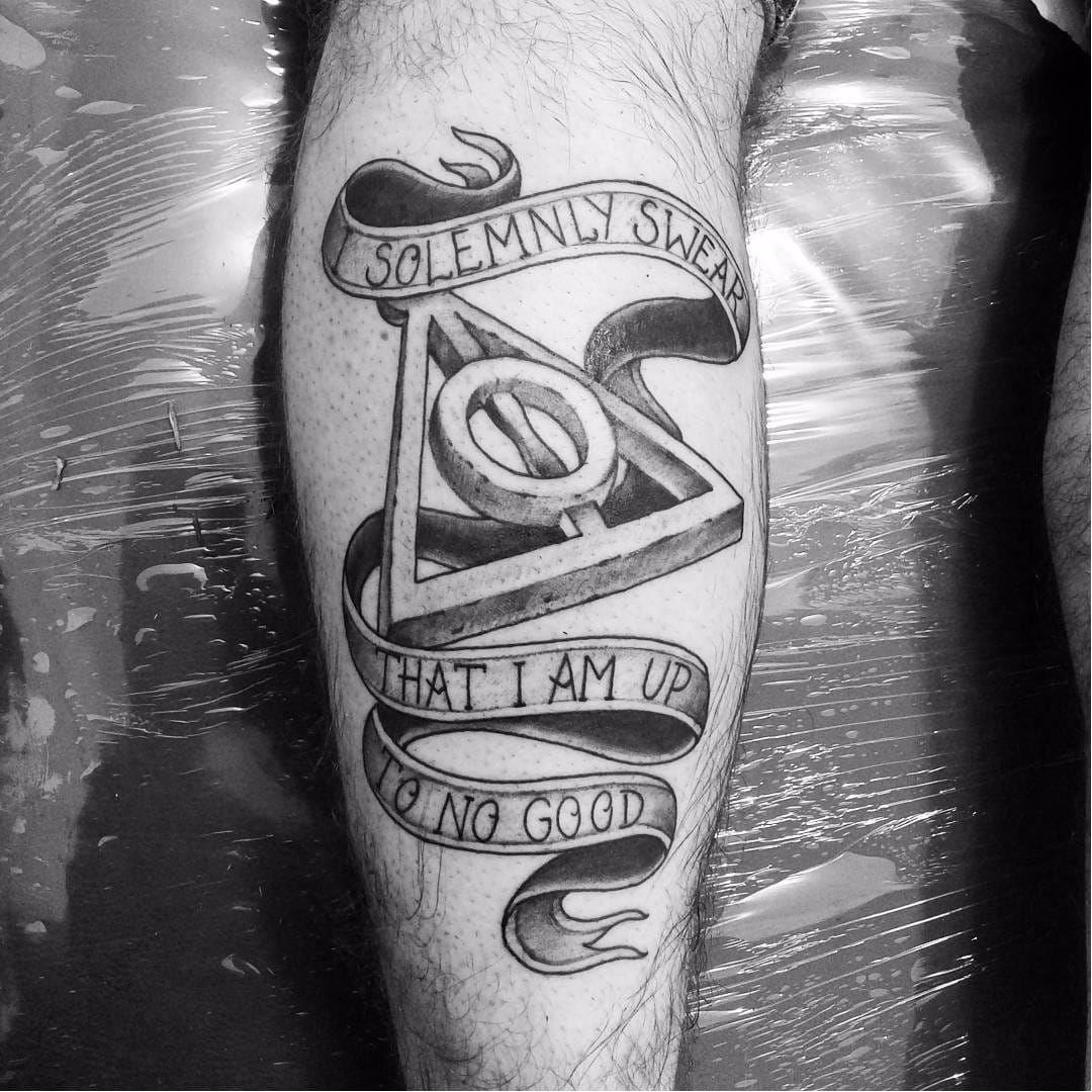 Tattoo por Eder tattoo! #EderTattoo #reliquiasDaMorte #TheDeathlyHallows #HarryPotter #HarryPotterTattoo #blackwork #ISolemnlySwearThatIAmUpToNoGood
