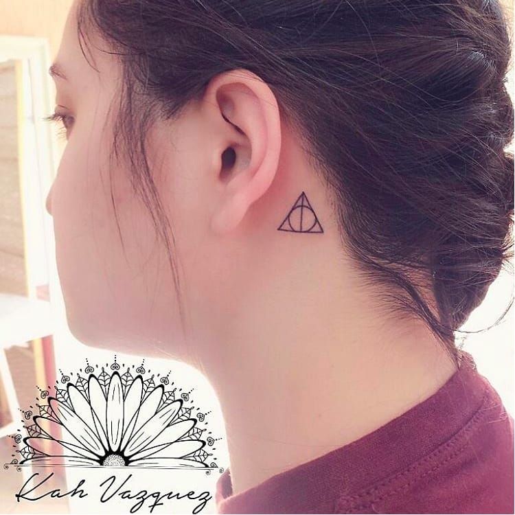 Símbolo delicado e minimalista por Kah Vazquez! #KahVazkez #reliquiasDaMorte #TheDeathlyHallows #HarryPotter #HarryPotterTattoo #minimalist
