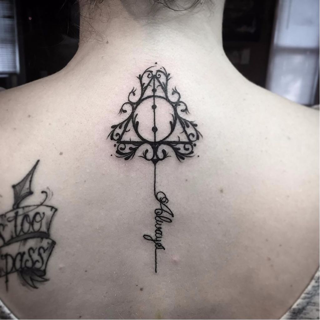 Símbolo das Relíquias e "Always", porque nunca esqueceremos Serevo Snape. Por Chelsea Lee! #ChelseaLee #reliquiasDaMorte #TheDeathlyHallows #HarryPotter #HarryPotterTattoo