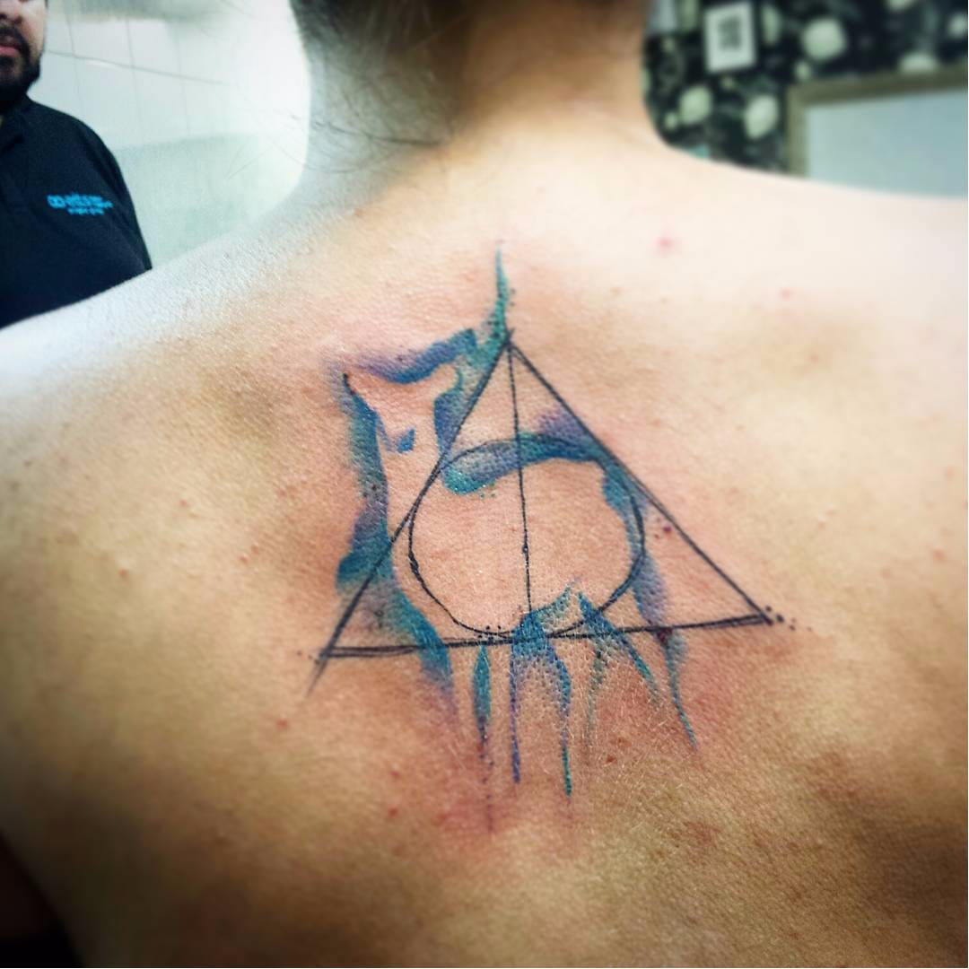 Símbolo das Relíquias e corça em aquarela por Danny Sene! #DannySene #reliquiasDaMorte #TheDeathlyHallows #HarryPotter #HarryPotterTattoo #Watercolor #Aquarela