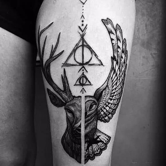 Conjunto de tatuagens de Harry Potter. Sabe quem fez essa tattoo? Conta pra gente! #reliquiasDaMorte #TheDeathlyHallows #HarryPotter #HarryPotterTattoo