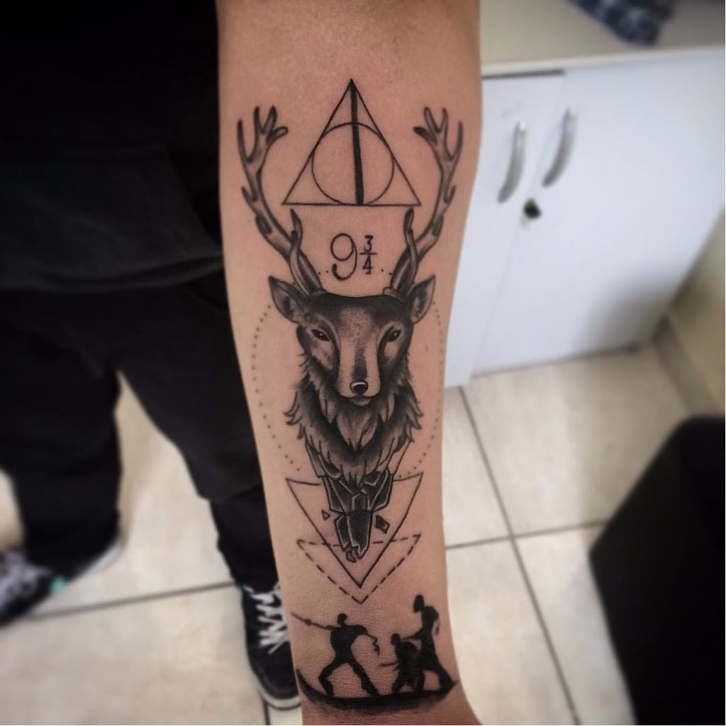 O cervo, o símbolo, os três irmãos, a plataforma <3 por Wesley Holanda! #WesleyHolanda #reliquiasDaMorte #TheDeathlyHallows #HarryPotter #HarryPotterTattoo