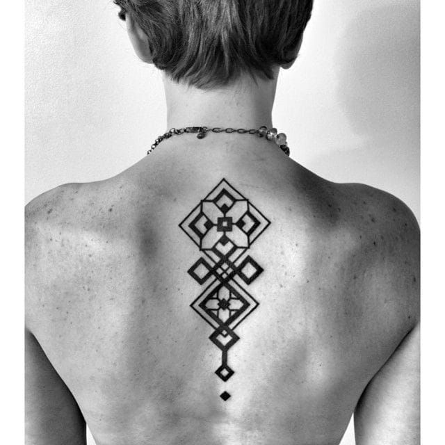 Geometry is indeed a great inspiration for spine tattoos, elegant and bold at the same time. Here by Ben Volt. #spinetattoo #geometric #elegant #fineline #bold #blackwork