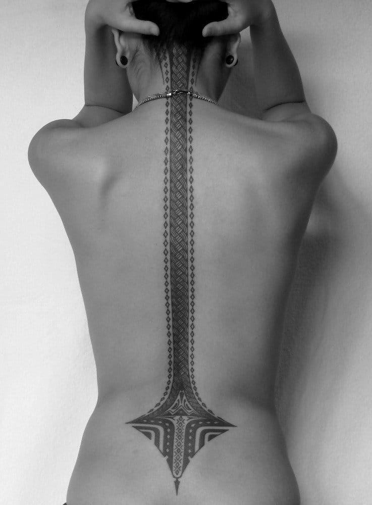 Impressive Samoan spine tattoo, artist unknown. #spinetattoo #samoan #geometric #blackwork