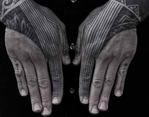 What a clever way to put simple lines together! Finger tattoo by Thomas Hooper, Rock of Ages Tattoo (Austin, Texas)