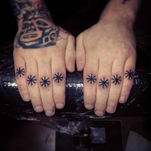 Asterisk tattoos upon the joints = Ouch! Finger tattoo by unknown artist. #finger #fingertattoos