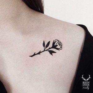 Blackwork rose collarbone tattoo by Nudy. #Nudy #blackwork #rose #floral #flower #botanical #fineline #subtle #micro #flower #btattooing #minimalist #reindeerink #collarbone