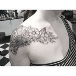 Floral collarbone tattoo by Eloise Entraigues. #linework #floral #flower #botanical #collarbone