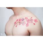 Sweet pea flower collarbone tattoo by Silo. #Silo #southkorean #sweetpea #color #floral #flower #botanical #fineline #collarbone