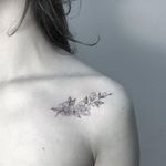 Floral collarbone tattoo by Julia Shpadyreva. #JuliaShpadyreva #floral #flower #botanical #fineline #subtle #micro #collarbone