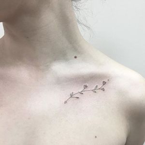 Tiny collarbone tattoo by Julia Shpadyreva. #JuliaShpadyreva #floral #flower #botanical #fineline #subtle #micro #collarbone