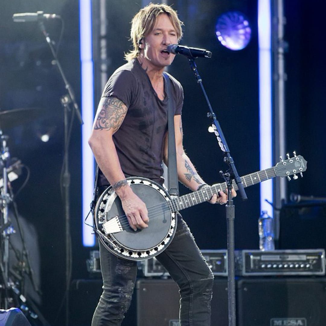 Keith Urban debuted a new hand tattoo during the ACM Awards