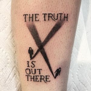 The truth is out there indeed. X-Files tattoo by Ian Bederman (IG—wonkytiger). #IanBederman #nerdy #scifi #traditional #XFiles