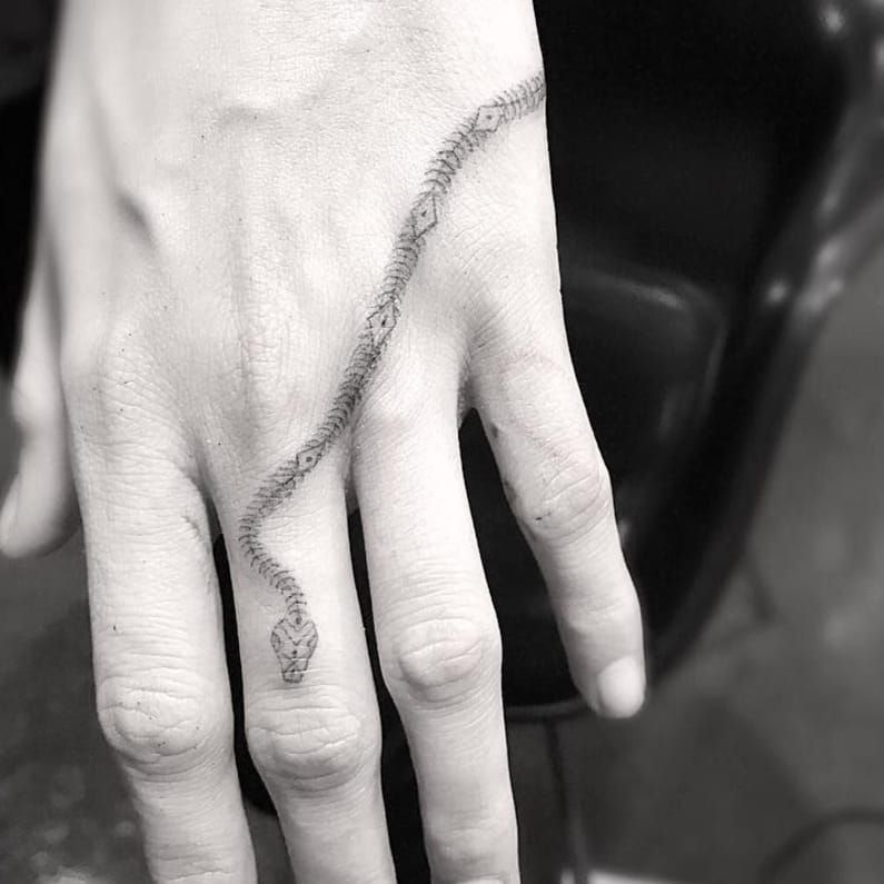 Amber Heard Gave Her Buddy Cara Delevingne A Tattoo  Tattoodo