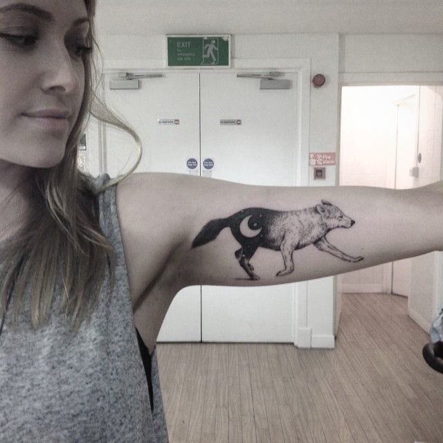 Delightful cosmic wolf by Otto d'Ambra! #cosmic #moon #wolf #moontattoo #blackwork #btattooing #ottodambra