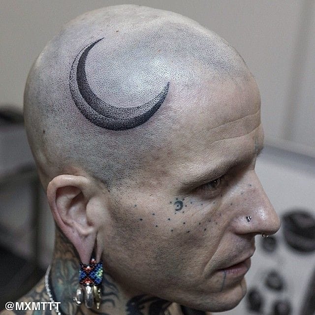 Awesome dotwork crescent moon tattoo by Maxime Buchi aka MxM on tattoo artist Philip Milic's head #moon #dotwork #btattooing #blackwork #head #MaximeBuchi #celestial