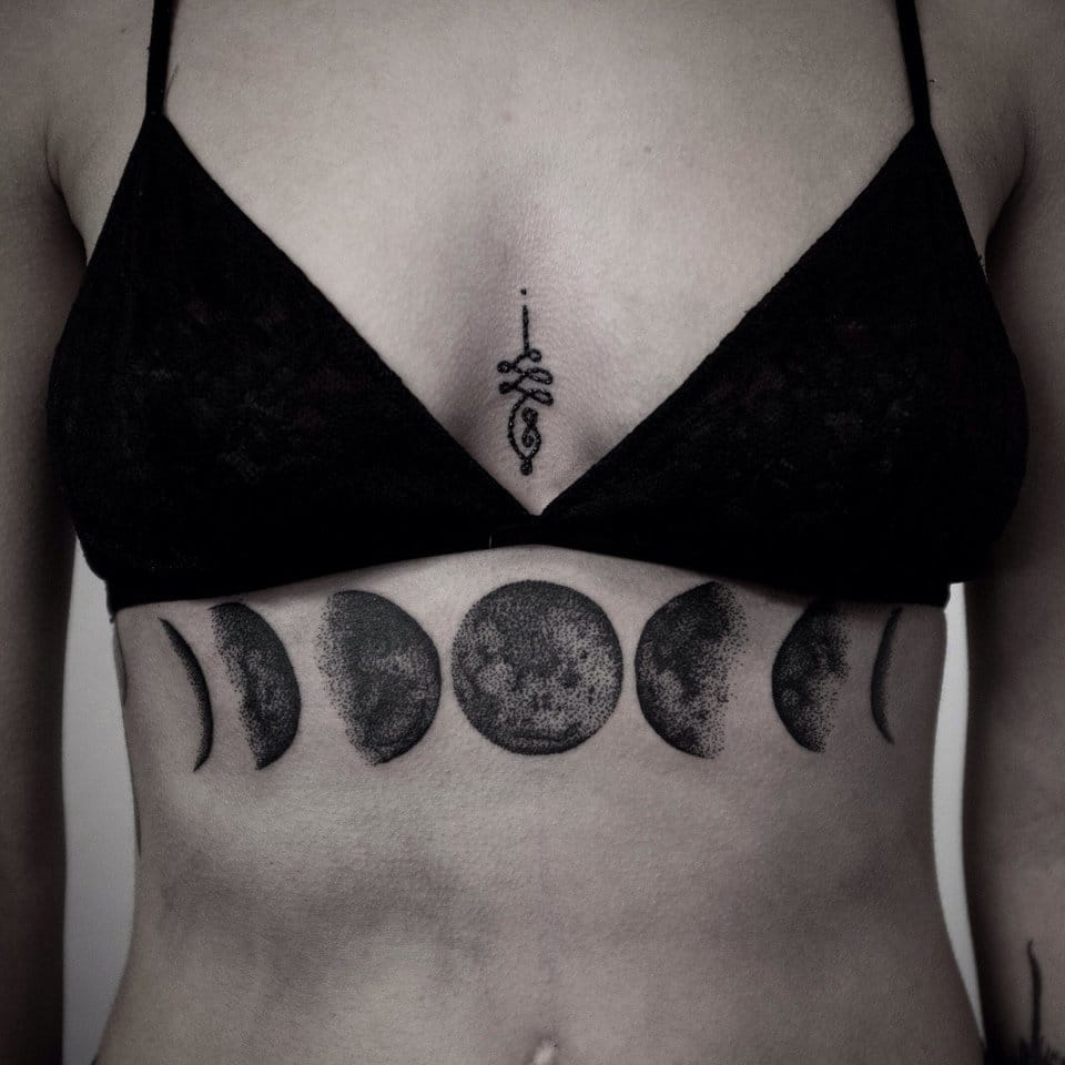Each moon phase tattoo all have clever placements. Here a delicate underboob tattoo by Alex Bawm #moon Eunderboob #AlexBawm #moonphase #dotwork #blackwork #btattooing