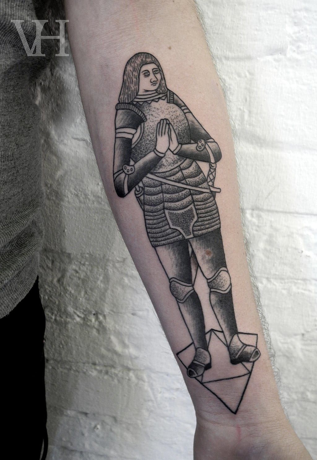 Looks like Valentin Hirsh enjoys knight tattoos... here inspired by an old illustration.