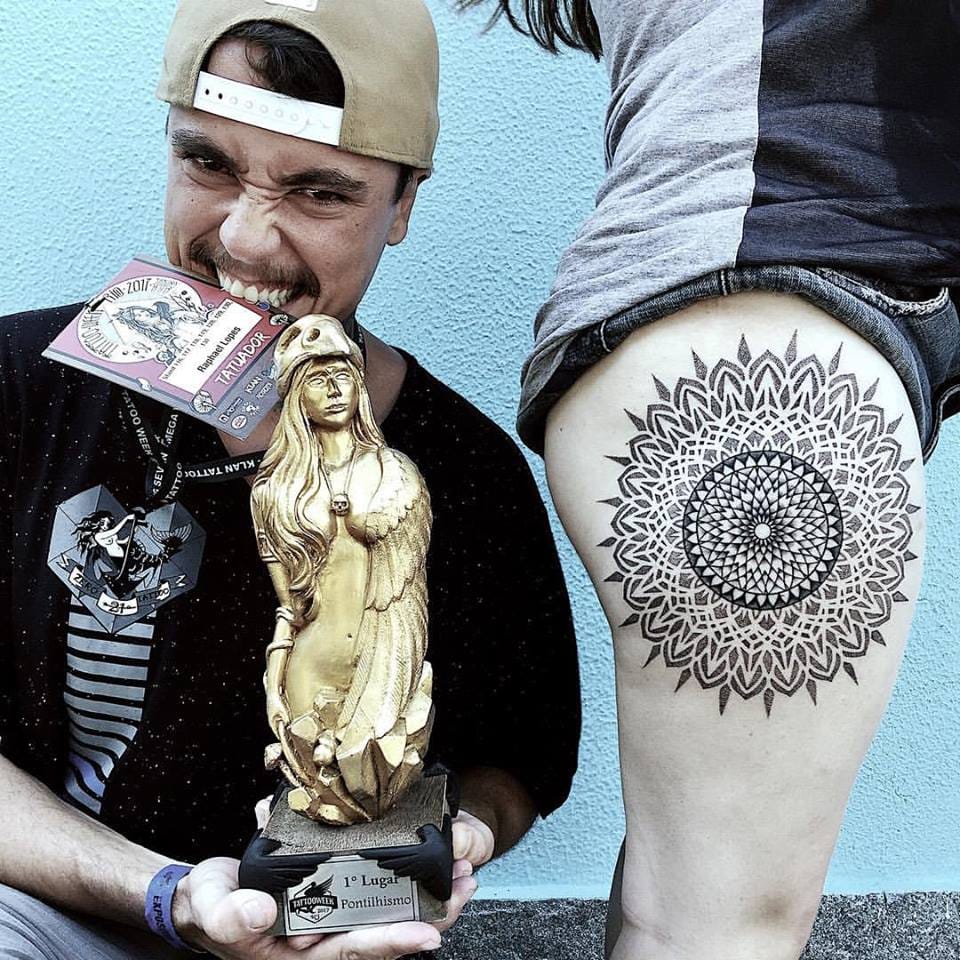 Raphael Lopes e o trofeu de primeiro lugar no pontilhismo. #TattooWeekRio #TattooWeekRio2017 #convenção #evento #RaphaelLopes #metamorphosistattooparlor #pontilhismo #dotwork