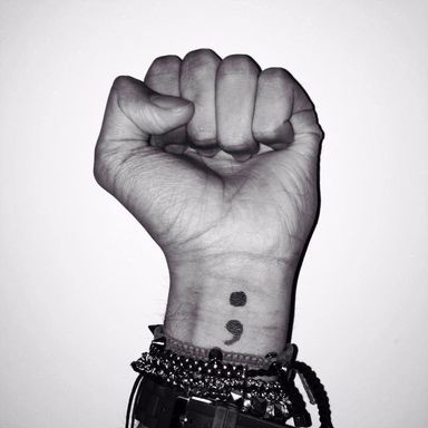 18 Tatuagens De Ponto e Vírgula Que São Provas De Superação