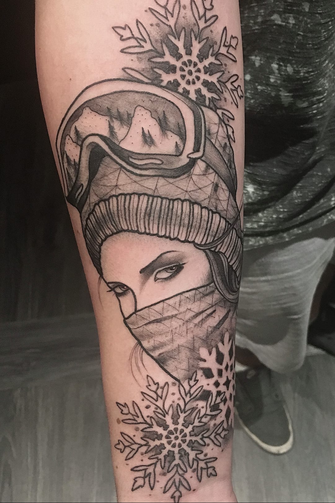 Tattoo por Melissa Khouri! #MelissaKhouri #tatuadorasbrasileiras #tatuadorasdobrasil #tattoobr #tattoodobr #blackwork #neotrad #neotraditional #neotradicional #newtraditional #girl #mulher #snow #neve #oculos #goggles