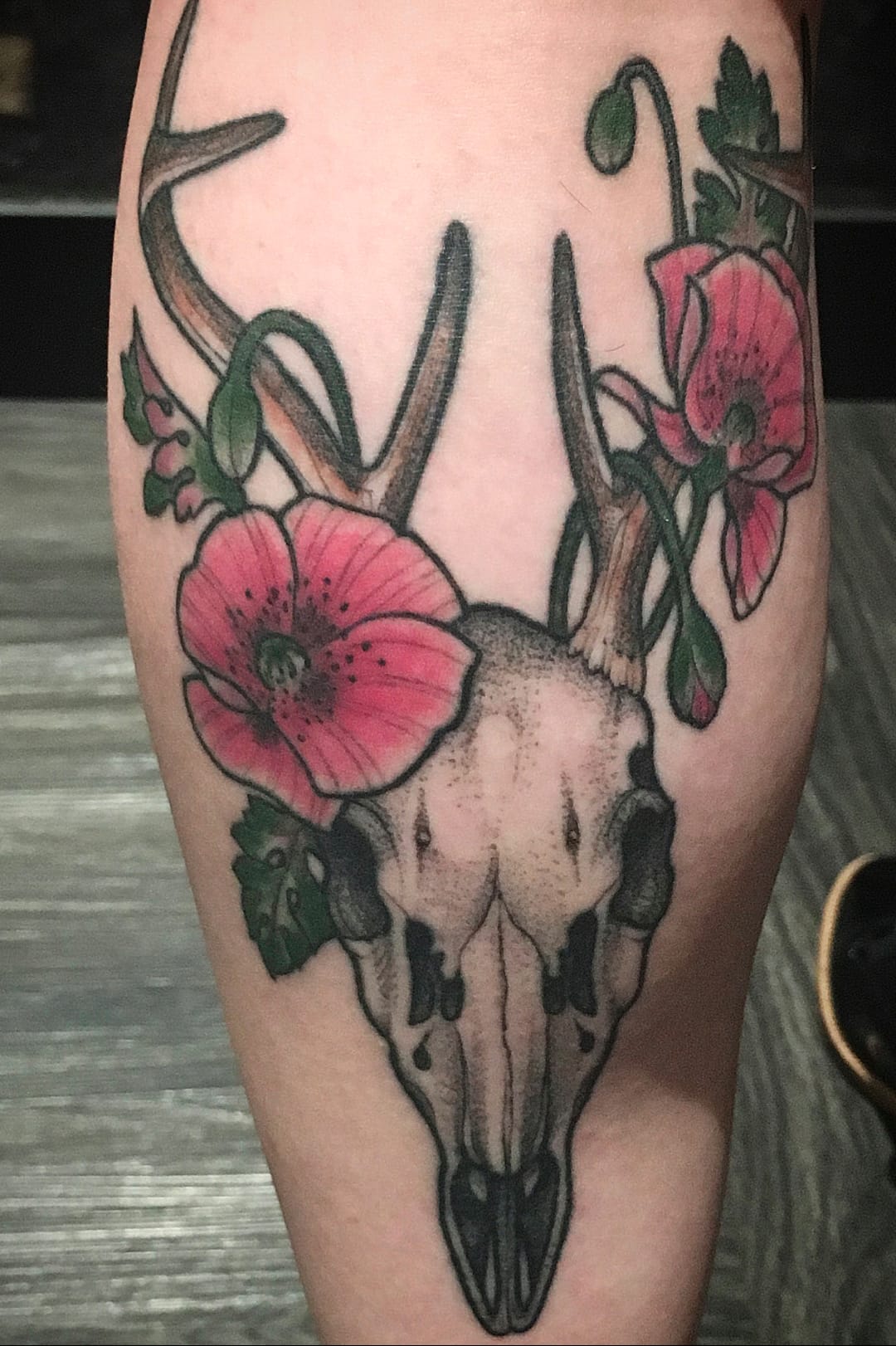 Tattoo por Melissa Khouri! #MelissaKhouri #tatuadorasbrasileiras #tatuadorasdobrasil #tattoobr #tattoodobr #blackwork #neotrad #neotraditional #neotradicional #newtraditional #crânio #skull #caveira #cervo #deer