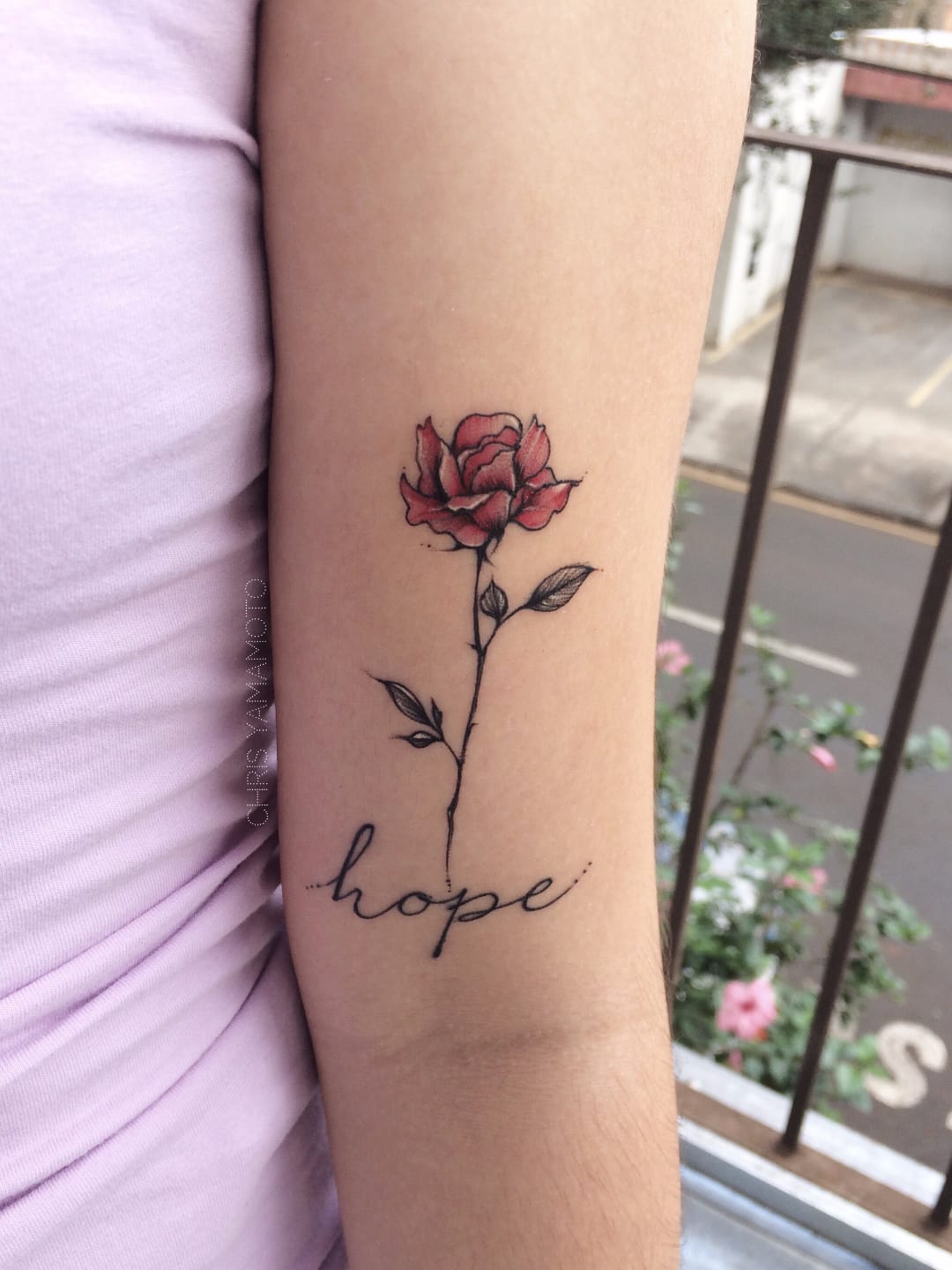 Flor delicada por Chris Yamamoto! #ChrisYamamoto #TatudoresBrasileiros #TatuadoresdoBrasil #Tattoobr #TattoodoBr #delicate #fineline #delicada #flower #flor