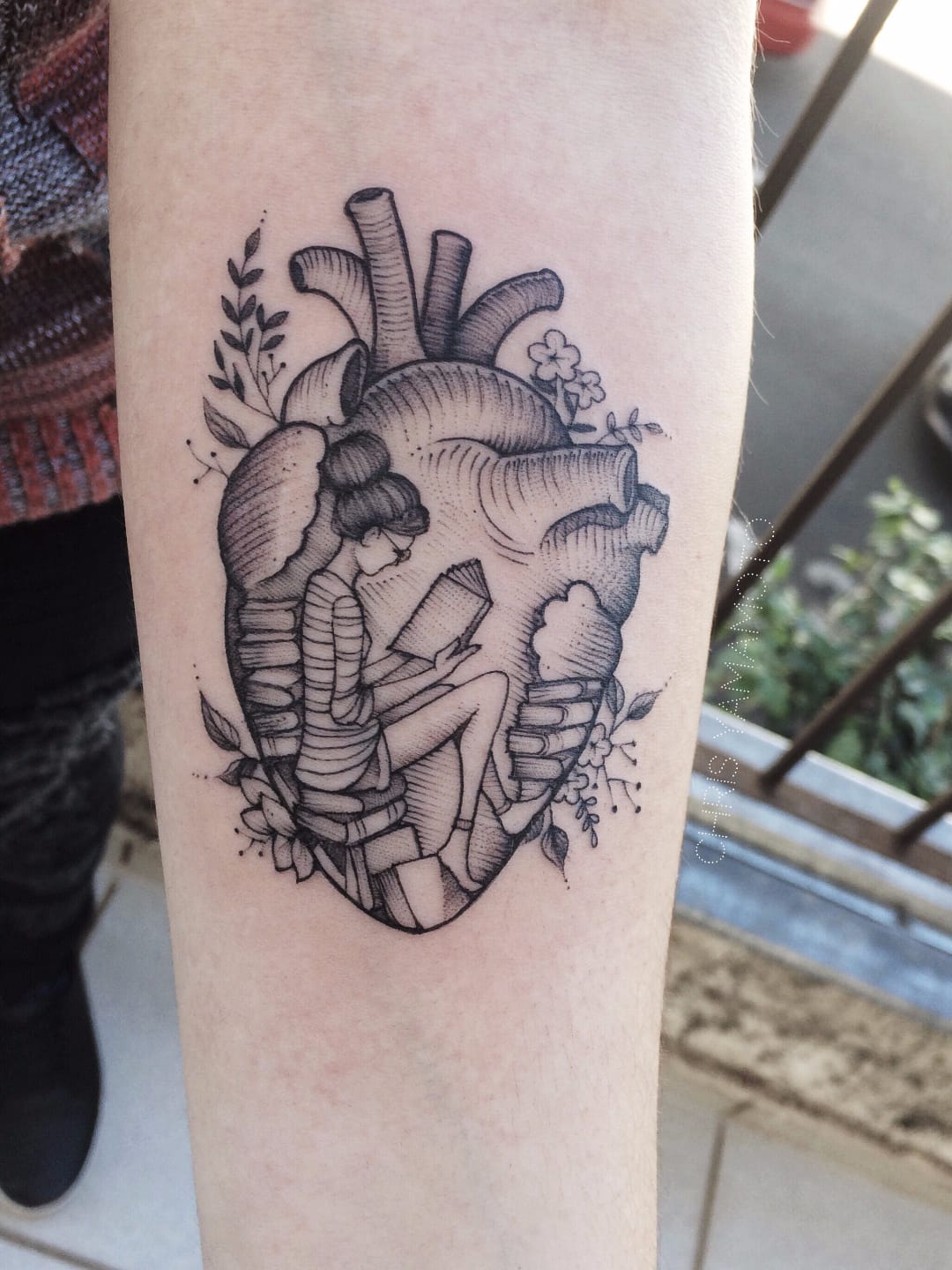 Tattoo por Chris Yamamoto! #ChrisYamamoto #TatudoresBrasileiros #TatuadoresdoBrasil #Tattoobr #TattoodoBr #delicate #heart #coração #girl #book #reading