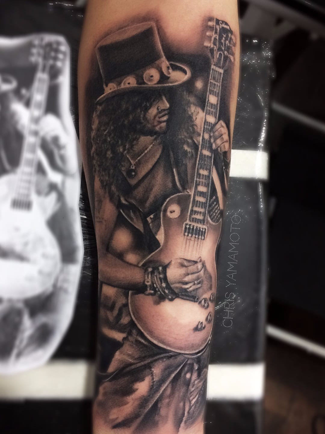 Slash por Chris Yamamoto! #ChrisYamamoto #TatudoresBrasileiros #TatuadoresdoBrasil #Tattoobr #TattoodoBr #slash #blackandgrey #pretoecinza #realismo #realism #realistic #GunsNRoses