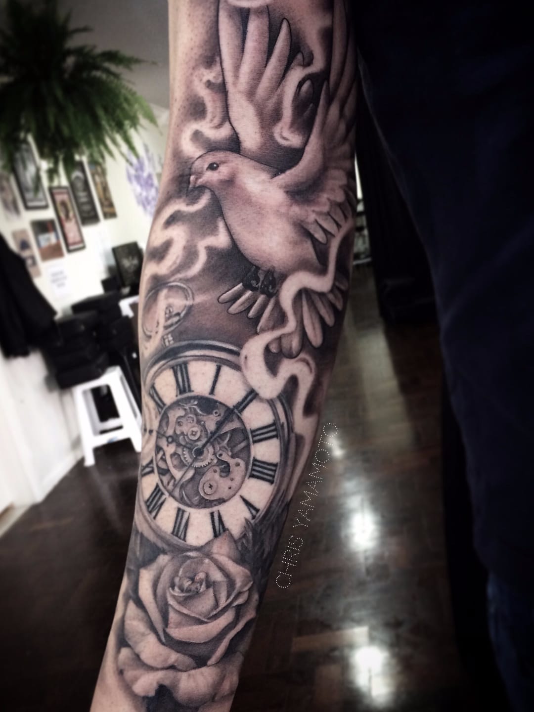 Tattoo por Chris Yamamoto! #ChrisYamamoto #TatudoresBrasileiros #TatuadoresdoBrasil #Tattoobr #TattoodoBr #blackandgrey #pretoecinza #realismo #realism #realistic #relógio #clock #flowers #flores #rosas #roses #bird