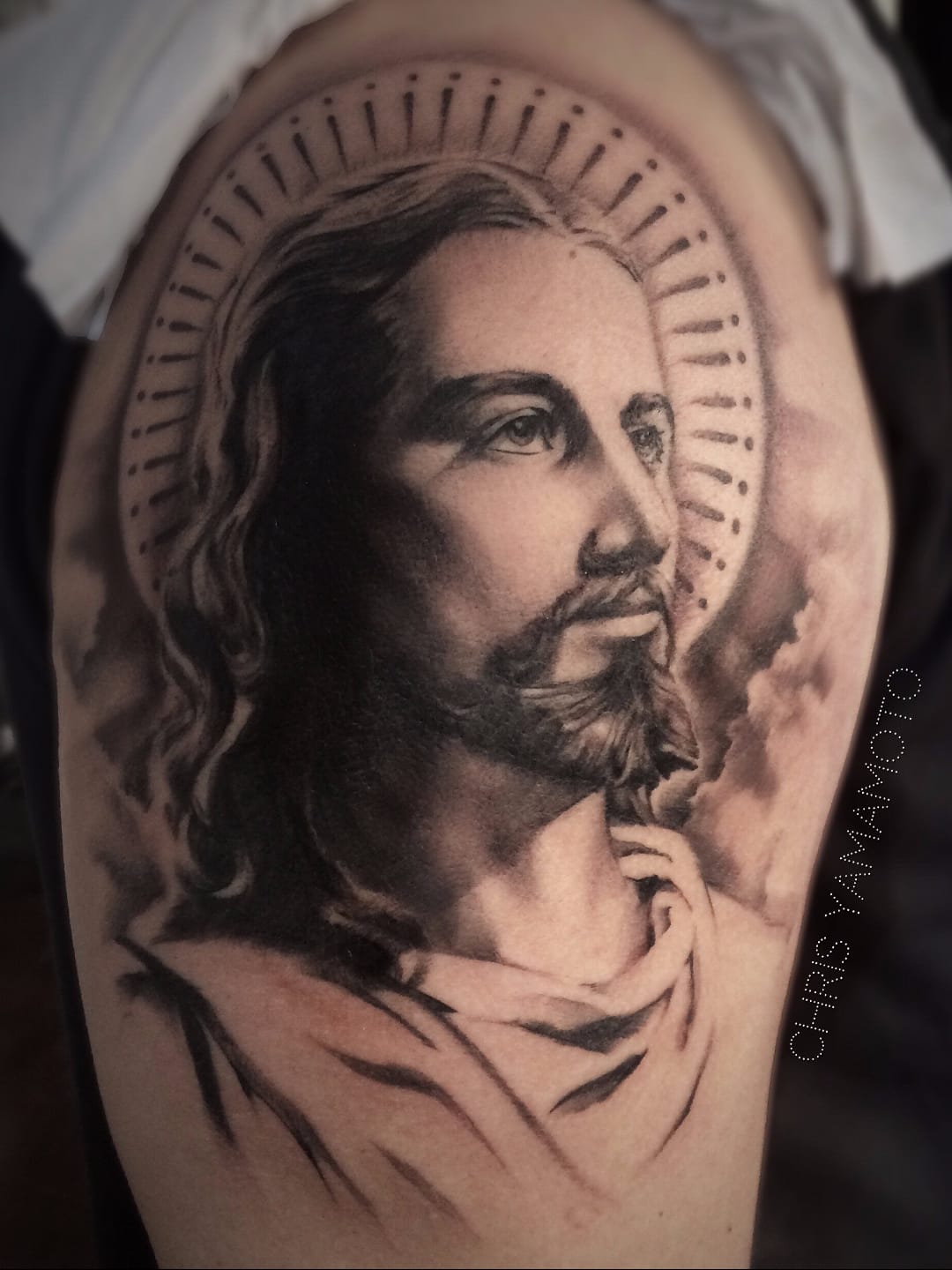 Tattoo em andamento por Chris Yamamoto! #ChrisYamamoto #TatudoresBrasileiros #TatuadoresdoBrasil #Tattoobr #TattoodoBr #religious #jesus #blackandgrey #pretoecinza