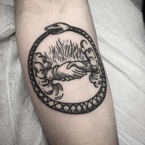 An ouroboros around a pair of shaking hands by Dominic Dafoe (IG—lhommequivoitloin). #blackwork #DominicDafoe #ouroboros