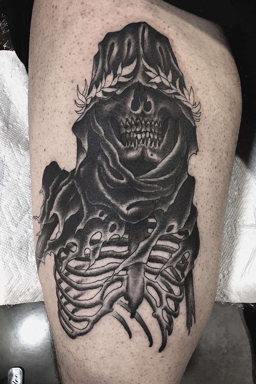 Caveirinha #ChristopherJadeCuevas #CJTattooer #gringo #blackwork #fromhell #dark #skull #caveira #folha #leaf #bones #ossos #morte #death