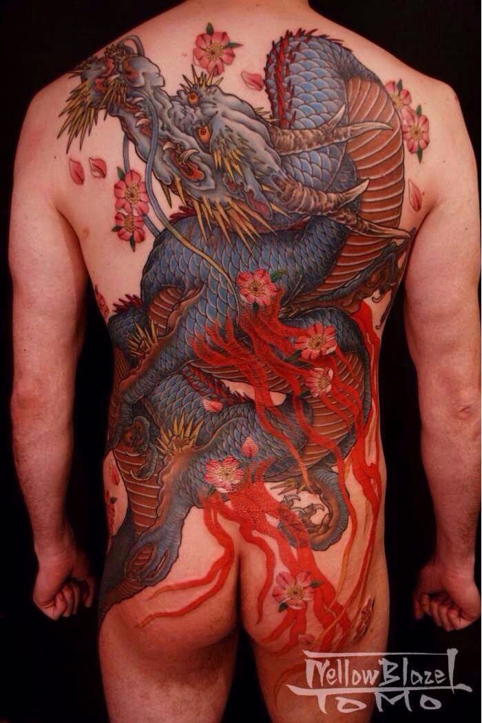 Por Horitomo #Horitomo #dragao #dragaotattoo #dragontattoo #mitologia #mythology #flor #flower #oriental #colorida #fullcolor #dragon