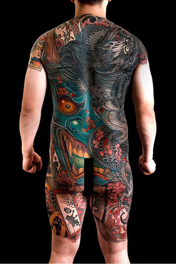 Por Jess Yen #JessYen #dragao #dragaotattoo #dragontattoo #mitologia #mythology #flor #flower #oriental #hannya #colorida #fullcolor #dragon