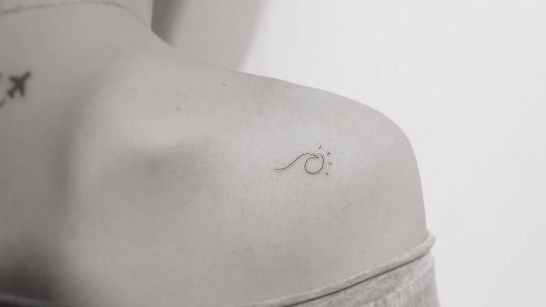 Por Playground Tattoo #PlaygroundTattoo #gringo #cute #fofo #minimalista #minimalist #small #pequeno #fineline #onda #wave
