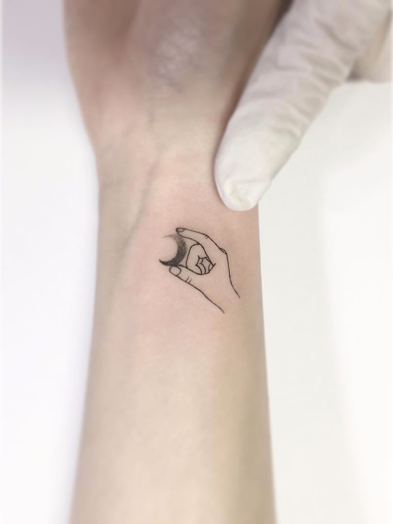 Por Playground Tattoo #PlaygroundTattoo #gringo #cute #fofo #minimalista #minimalist #small #pequeno #fineline #lua #moon #mao #hand #pontilhismo #dotwork